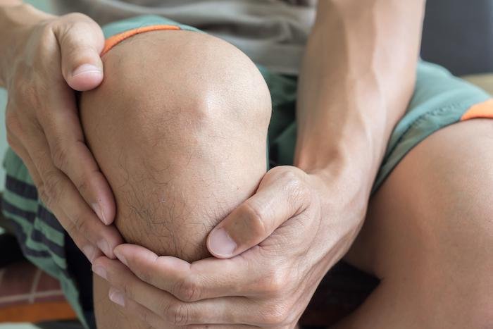 घुटने के जोड़ों के दर्द से छुटकारा पाने के 5 घरेलू उपाय