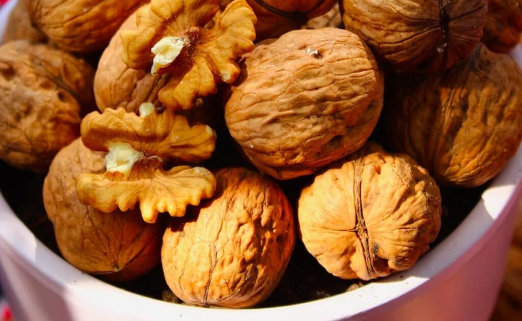 अखरोट (Walnuts)